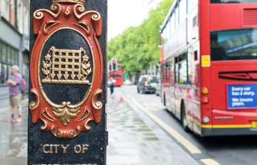 Rolgordijnen LONDEN - JULI 2, 2015: City of Westminster-teken in Londen met rode bus op achtergrond. Londen trekt elk jaar 30 miljoen mensen © jovannig