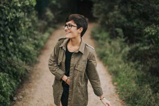 Chica paseando por el bosque feliz