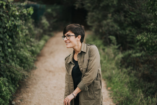Chica paseando por el bosque feliz