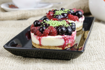 Mini-Käsekuchen mit Beeren
