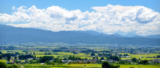 秋の空と里の田園風景