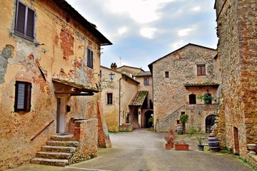 Fototapeta na wymiar antico borgo toscano di Abbadia a Isola nel comune di Monteriggioni, Siena Italia