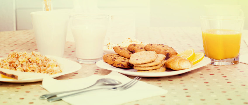 breakfast of oatmeal, biscuits and juice