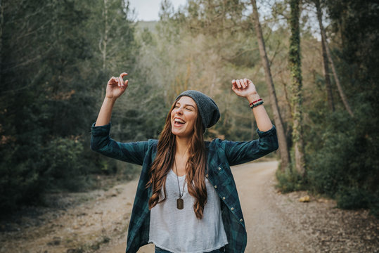 Chica caminado por el bosque feliz