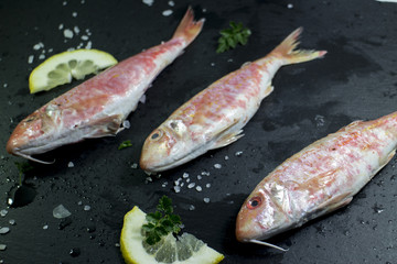 triglie su vassoio ardesia