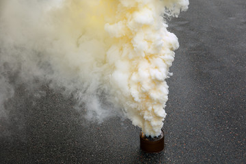 Fuming smoke bomb