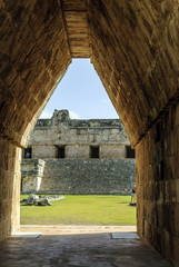 Obraz premium entry to a building in the quadrangle of the nuns in the Mayan archaeological enclosure of Uxmal in Yucatan, Mexico