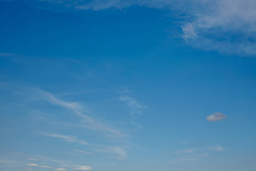 Weiter blauer Himmel mit wenigen Wolken