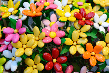 Decorazione di fiori artificiali con confetti