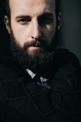 Obraz premium Portret brutalnego brodacza na tle ciemnej ulicy