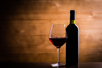 ワインボトルと赤ワイン