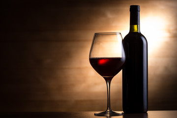 Fototapeta na wymiar ワインボトルと赤ワイン