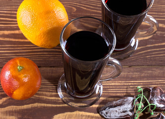 Горячий глинтвейн и фрукты на деревянном столе.