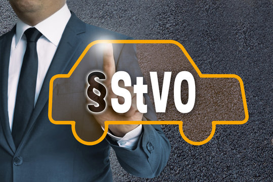 StVO auto touchscreen wird von mann bedient konzept