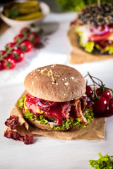 Gourmet Burger mit verschiednen zutaten  