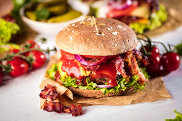 Gourmet Burger mit verschiednen zutaten  