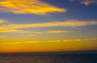 Naklejka na ściany i meble Sonnenuntergang über dem Mittelmeer zwischen Korsika und Italien, Europa