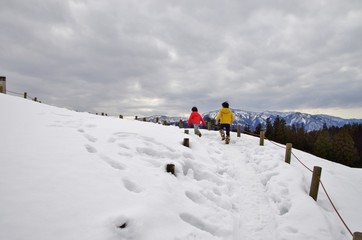 雪山を散策する子どもたち