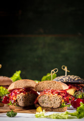 Gourmet Burger mit verschiednen zutaten  