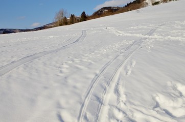 Fototapeta na wymiar スキー場のそりの滑り跡