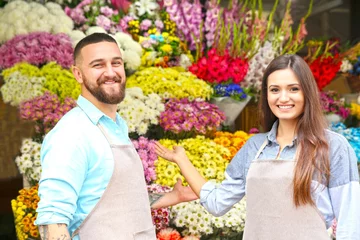 Papier Peint photo Lavable Fleuriste Male and female florists in flower shop