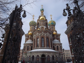 Fototapeta na wymiar Church of the Savior on Spilled Blood. Beautiful domes against the blue sky: framed by tree branches. St. Petersburg.