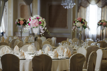 flower arrangement white tablecloth