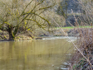 Kleiner Fluss im Winter