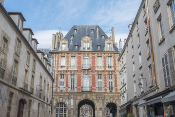 Fototapeta na wymiar Paris, place des Vosges, in the Marais, pink facade 