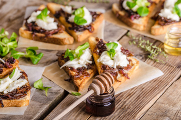 Rustic toast with caramelized onion and goat cheese
