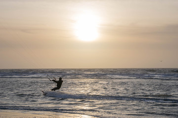 Fototapeta premium Kiter bei Sonnenuntergang