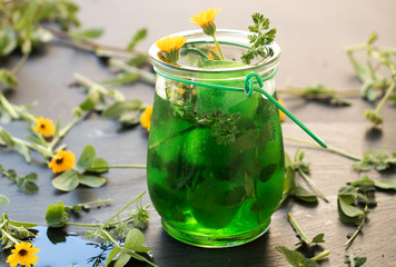 Kräutertee eisgekühlt