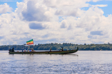 Pirogue de marchands en Amazonie