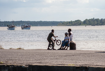 Enfants jouant pres des quais en Amazonie