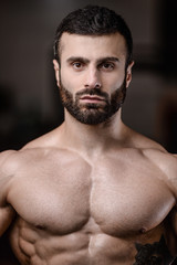 Obraz premium Handsome fitness model train in the gym gain muscle.