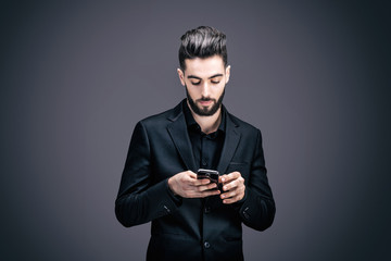 Portrait d'un jeune homme d'affaires écrivant un texto
