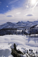 un bel paesaggio alpino con il cielo blu e le nuvole colorate