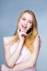 Fototapeta premium Portrait d'une jeune femme souriante , une main sous le menton