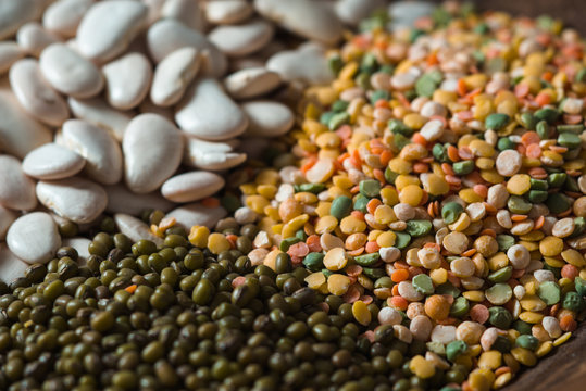 Placer green and white beans, lentils close up