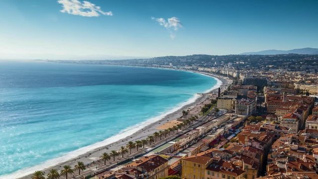 Time Lapse en journée ensoleillé du bord de mer de la ville de Nice, France French Riviera