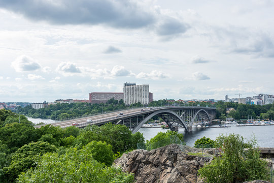 V&auml;sterbron sett fr&aring;n ett berg p&aring; natursk&ouml;na L&aring;ngholmen i Stockholm