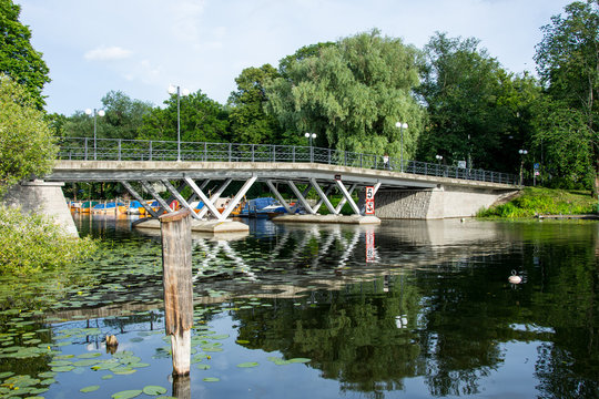 L&aring;ngholmsbron omgiven av L&aring;ngholmens vackra natur