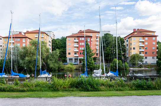 L&aring;ngholmskanalen med en natursk&ouml;n omgivning och p&aring; andra sidan av kanalen ser vi  bosdadshus p&aring; Reimersholme