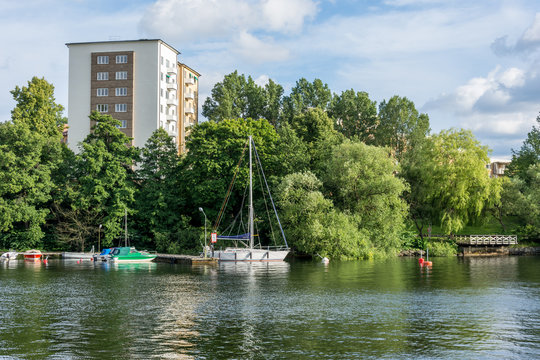 Reimersholme med sina h&ouml;ga hyreshus  ligger p&aring; andra sidan av l&aring;ngholmskanalen och &auml;r ett fin och lummig holme. (4 av 4)