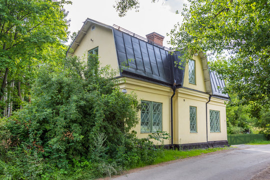 Kolonitr&auml;dg&aring;rdar p&aring; L&aring;ngholmen vid ett &auml;ldre gult hus (2 av 2)