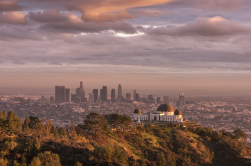 Naklejka premium Griffith Observatory and Los Angeles city skyline at sunset