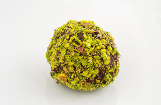 tartufo al cioccolato ricoperto di granella al pistacchio