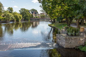 Vy från Kanslibron över Savrtån med Slottsparken i Örebro till höger