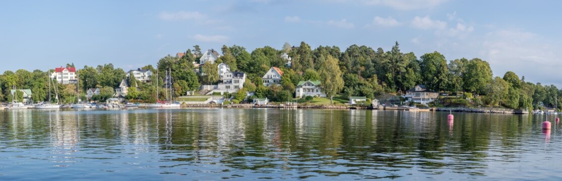 Charmiga villor p&aring; Bj&ouml;rkn&auml;s sidan av Skurusundet i Stockholm 2/6