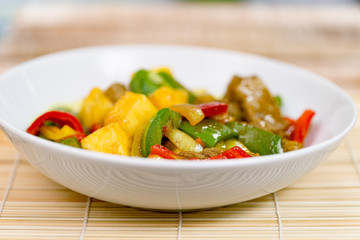 Rindfleisch süßsauer mit Ananas, Paprika und Zwiebeln..